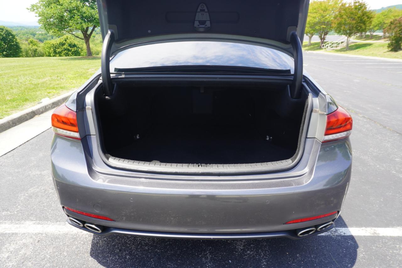 Hyundai Genesis 4dr Sdn V8 5.0L RWD 2015