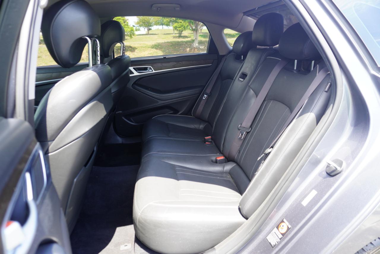 Hyundai Genesis 4dr Sdn V8 5.0L RWD 2015