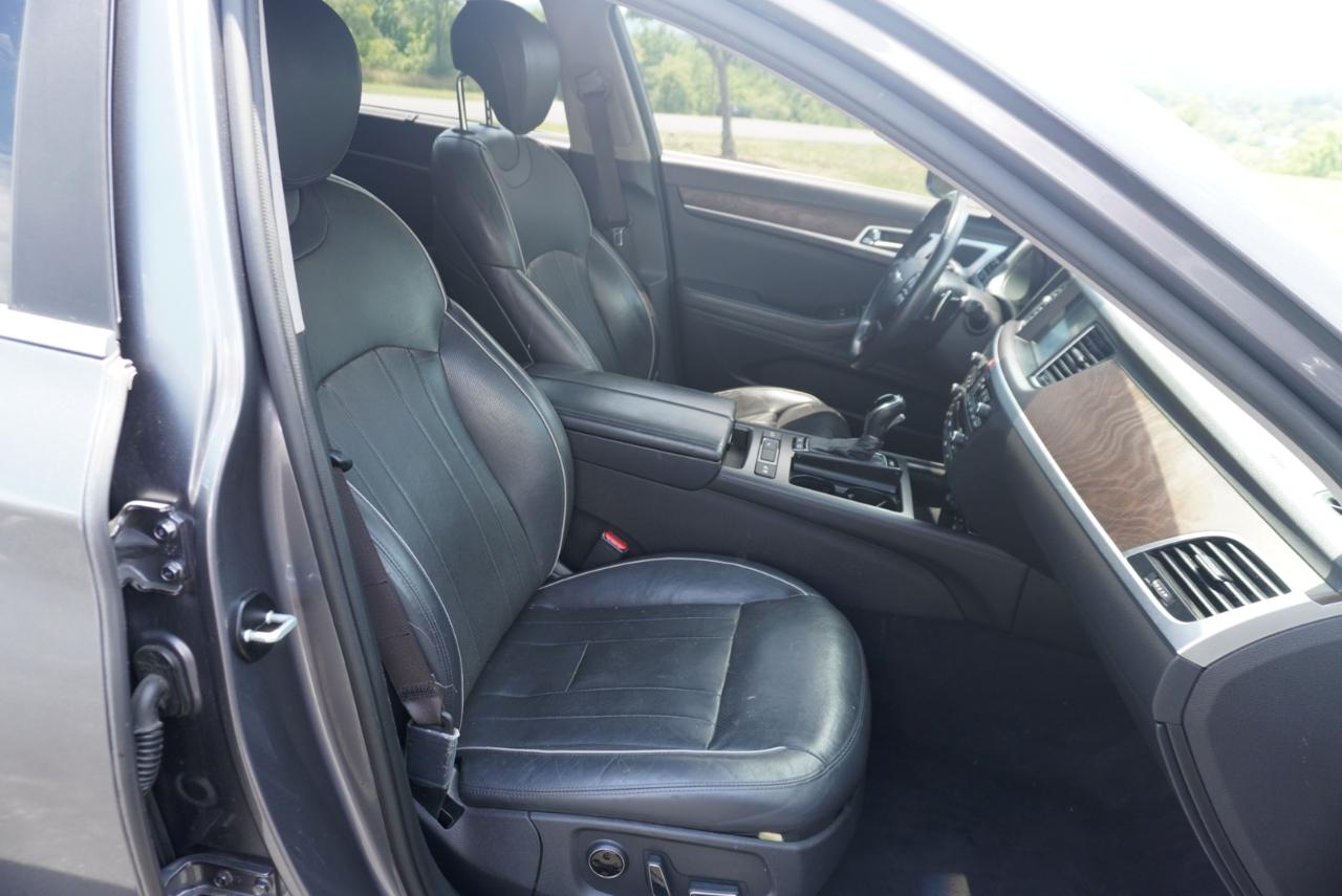 Hyundai Genesis 4dr Sdn V8 5.0L RWD 2015