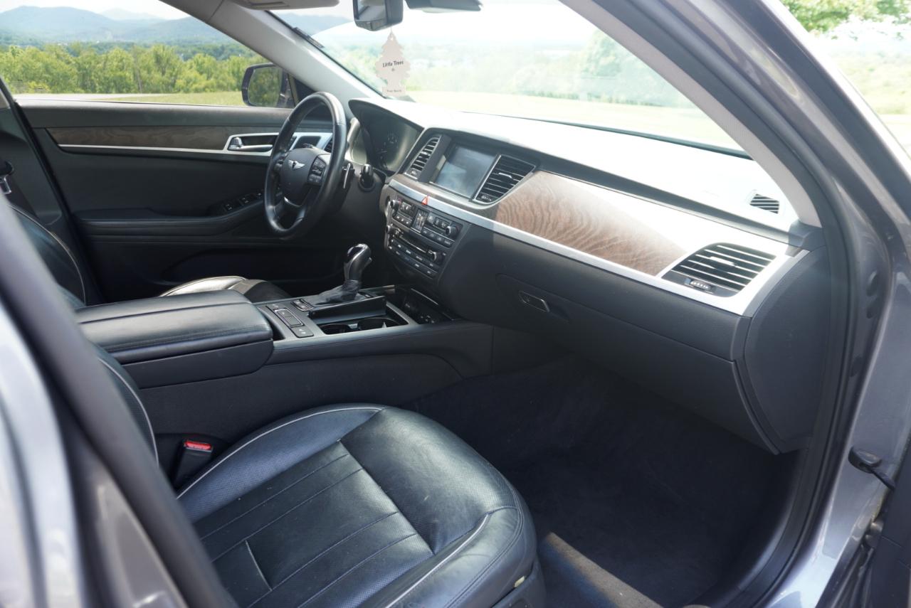 Hyundai Genesis 4dr Sdn V8 5.0L RWD 2015