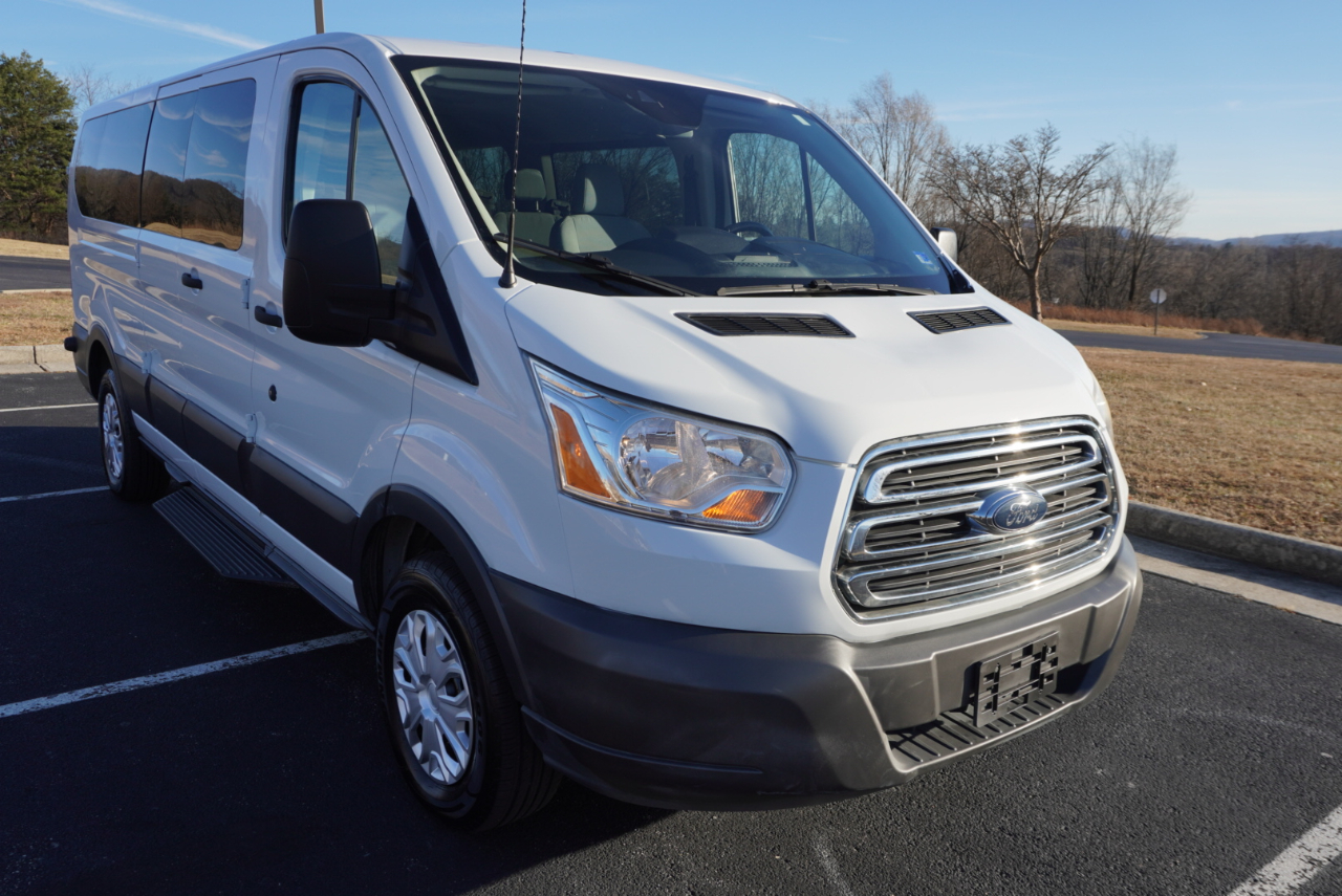 Ford Transit Wagon T-350 148" Low Roof XLT Swing-Out RH Dr 2017
