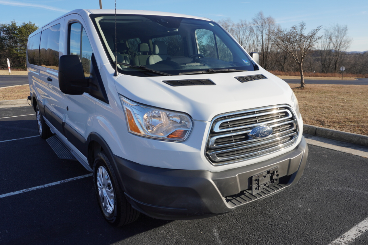 Ford Transit Wagon T-350 148" Low Roof XLT Swing-Out RH Dr 2017