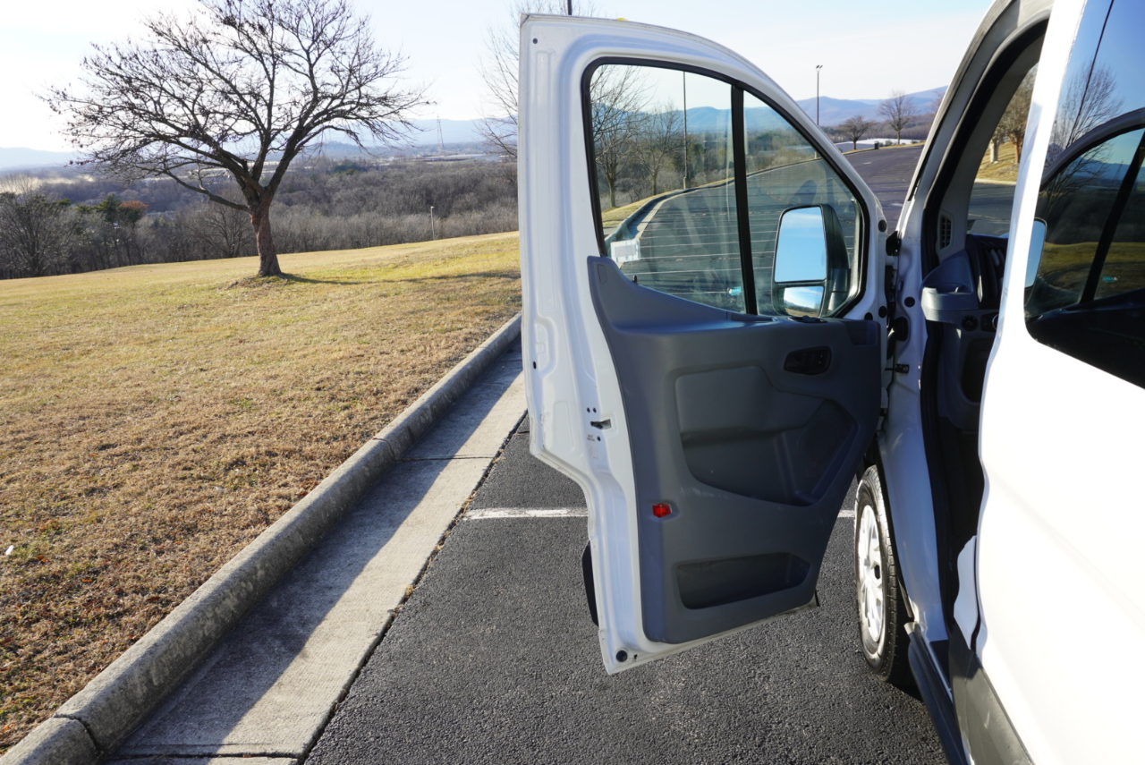 Ford Transit Wagon T-350 148" Low Roof XLT Swing-Out RH Dr 2017