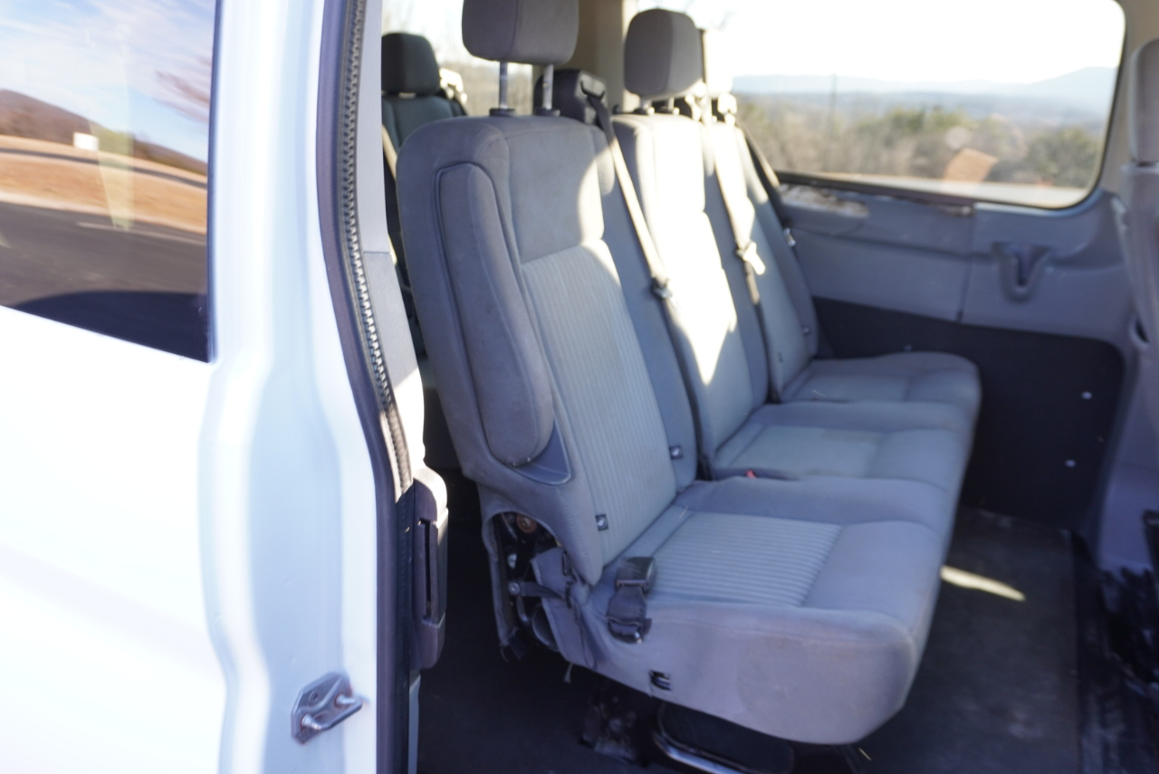 Ford Transit Wagon T-350 148" Low Roof XLT Swing-Out RH Dr 2017