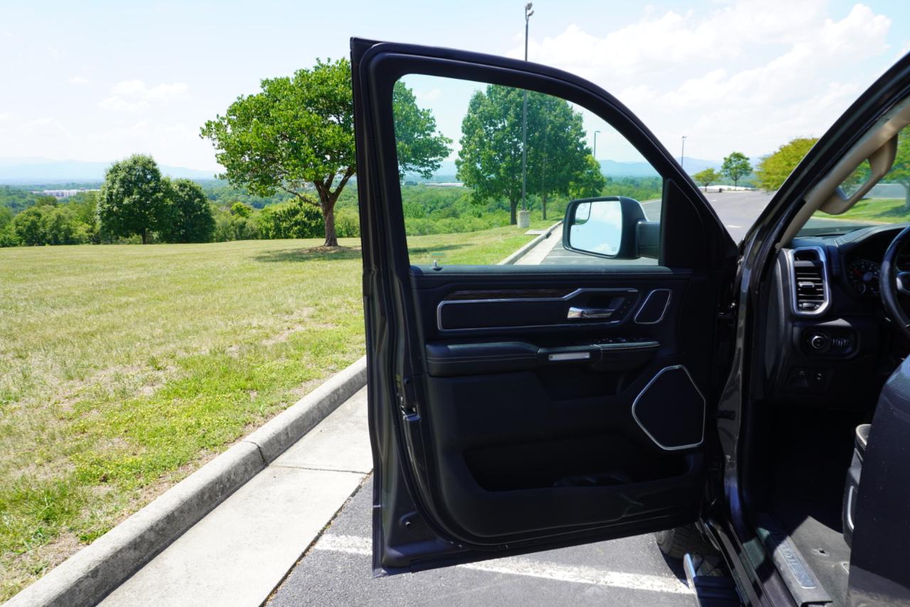 RAM 1500 Laramie 4x4 Crew Cab 5'7" Box 2020