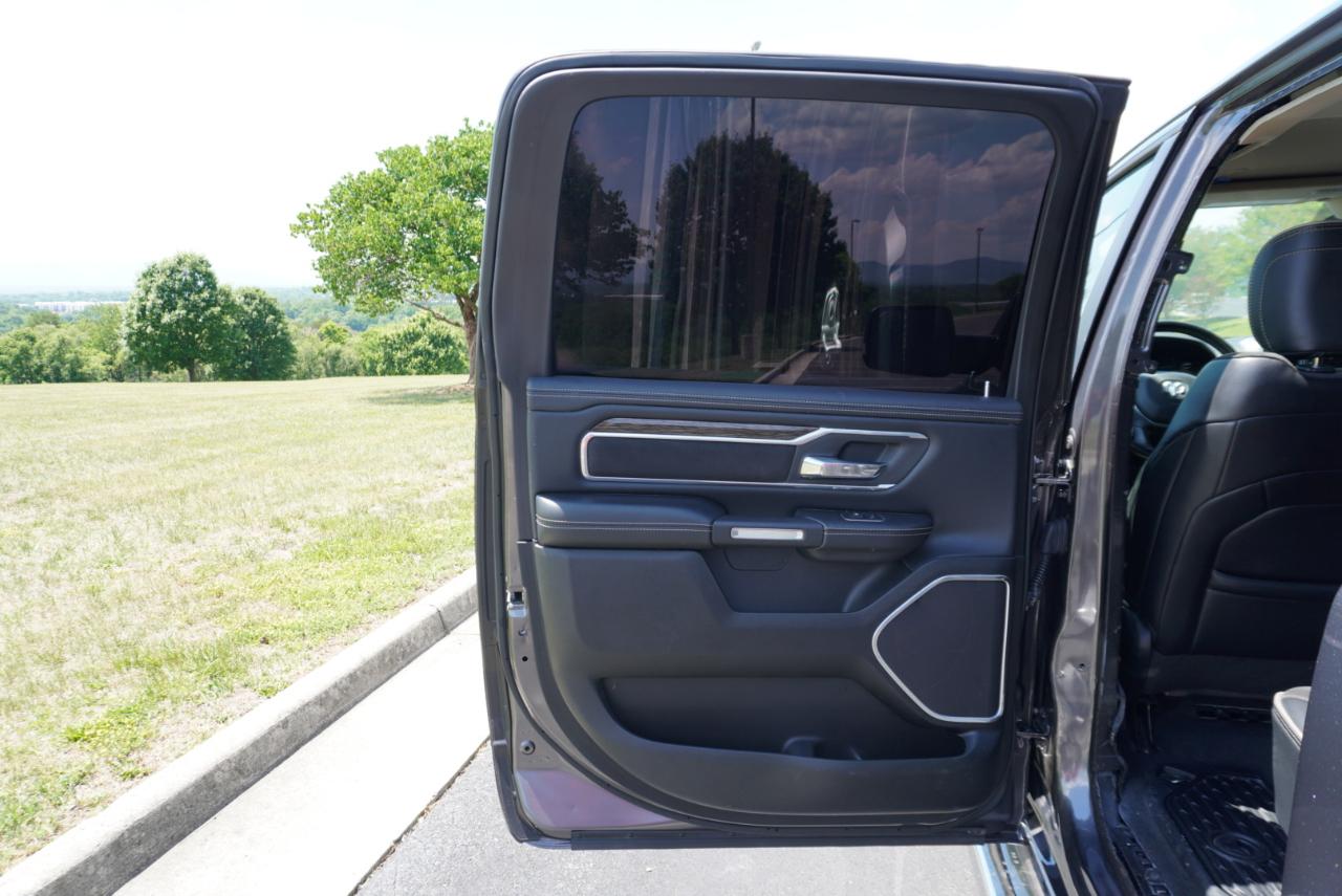 RAM 1500 Laramie 4x4 Crew Cab 5'7" Box 2020