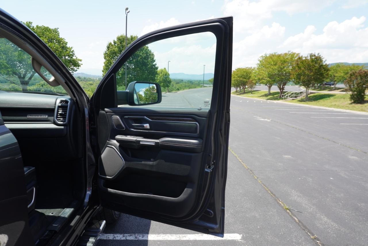 RAM 1500 Laramie 4x4 Crew Cab 5'7" Box 2020