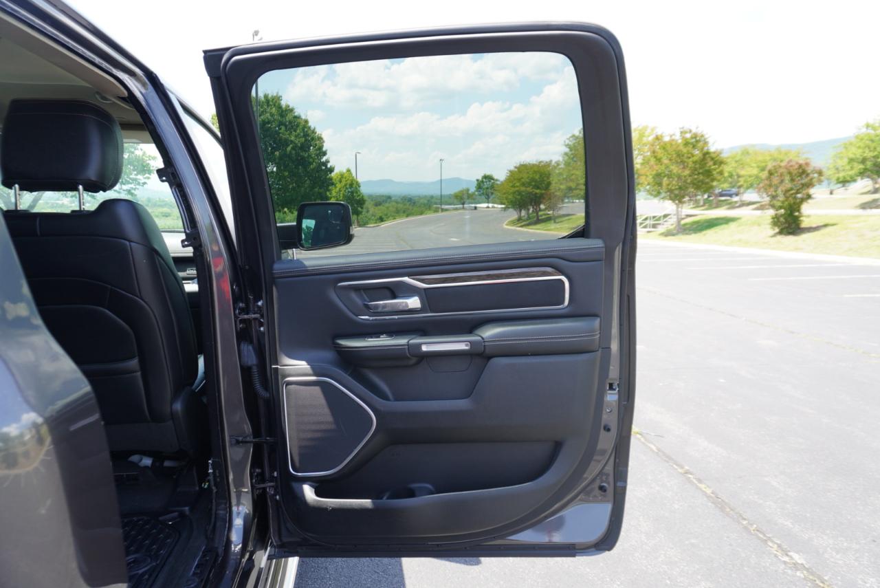 RAM 1500 Laramie 4x4 Crew Cab 5'7" Box 2020