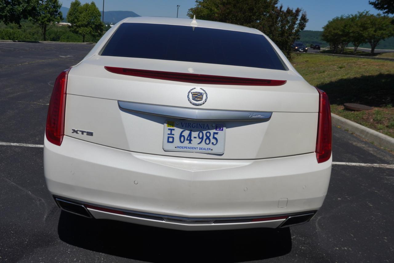 Cadillac XTS 4dr Sdn Luxury FWD 2013