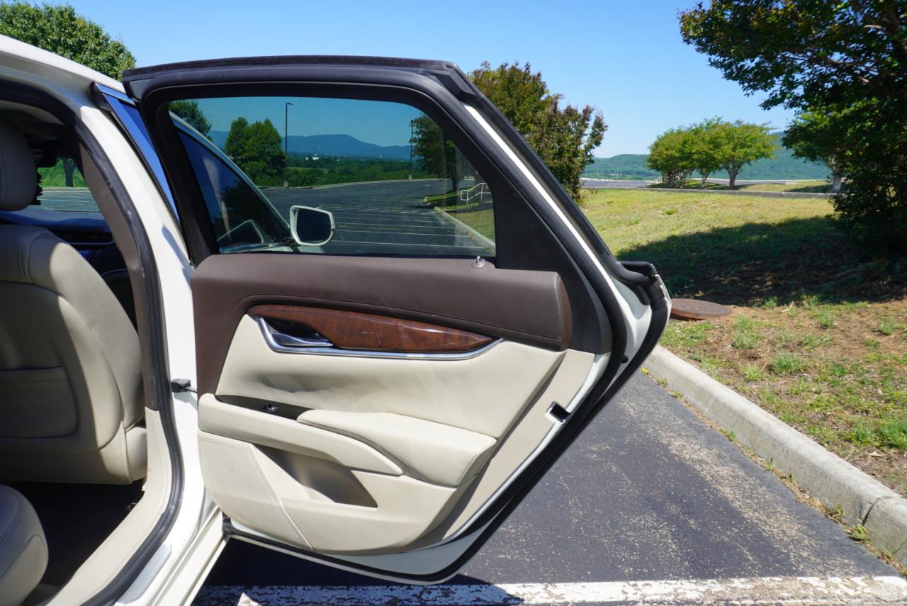 Cadillac XTS 4dr Sdn Luxury FWD 2013