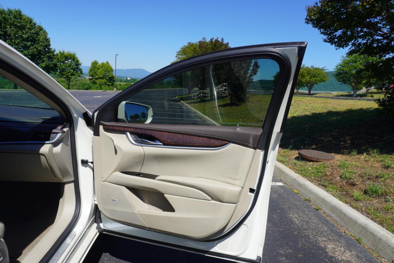 Cadillac XTS 4dr Sdn Luxury FWD 2013
