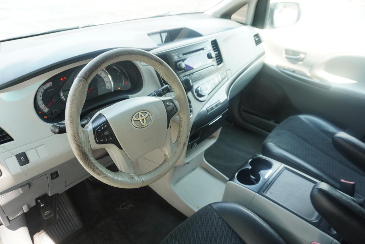 Toyota Sienna 5dr 8-Pass Van V6 SE FWD (Natl) 2012