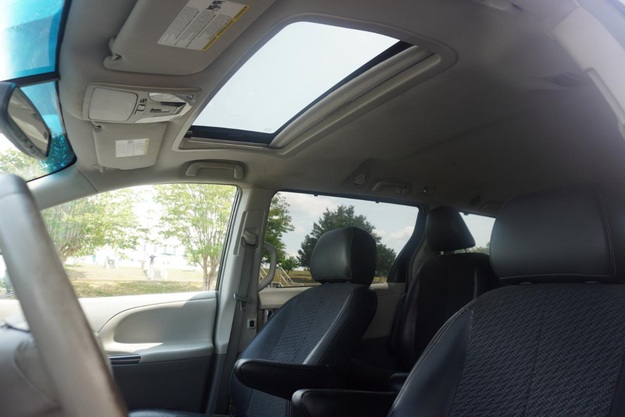Toyota Sienna 5dr 8-Pass Van V6 SE FWD (Natl) 2012