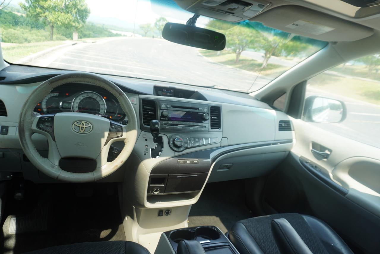 Toyota Sienna 5dr 8-Pass Van V6 SE FWD (Natl) 2012