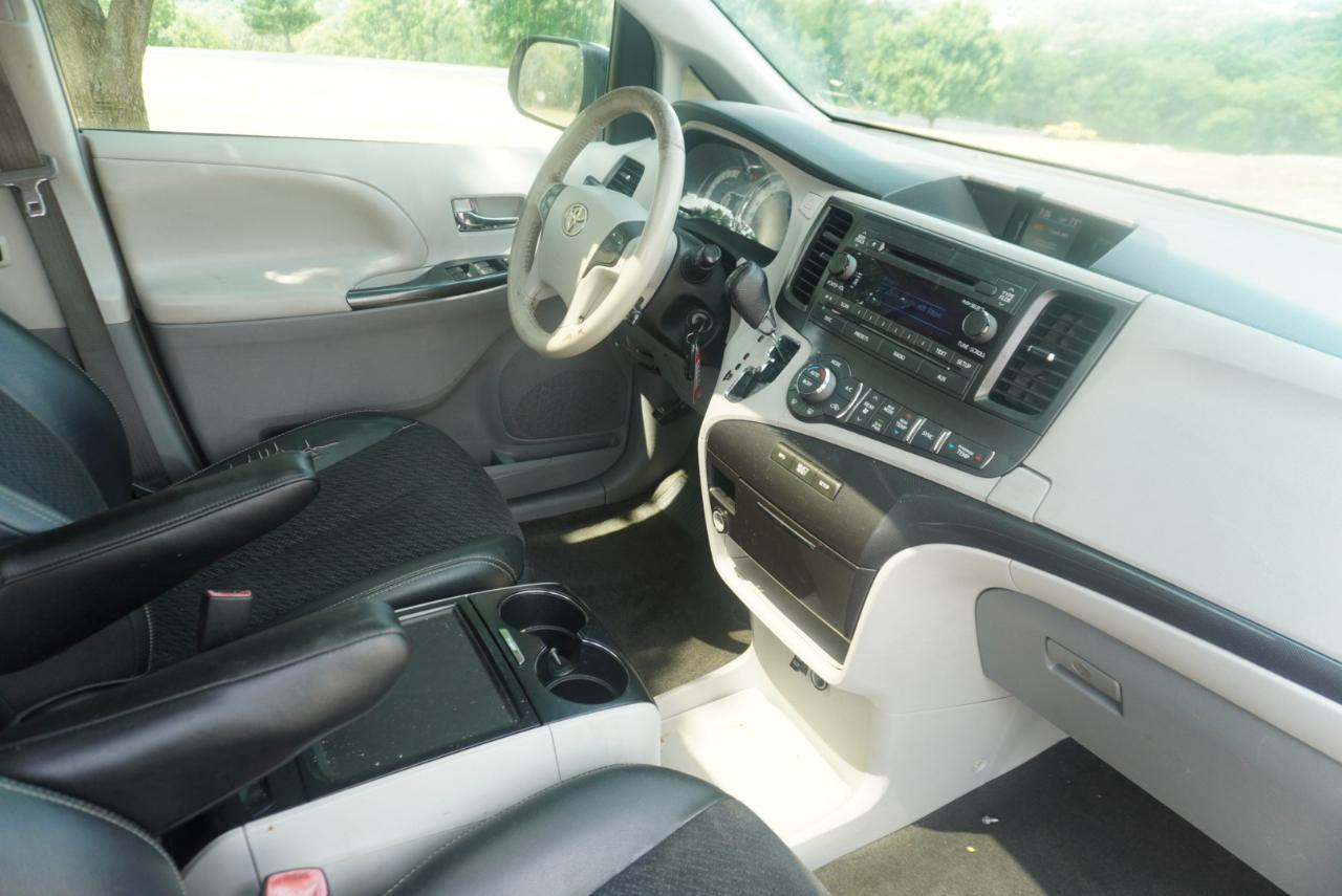 Toyota Sienna 5dr 8-Pass Van V6 SE FWD (Natl) 2012