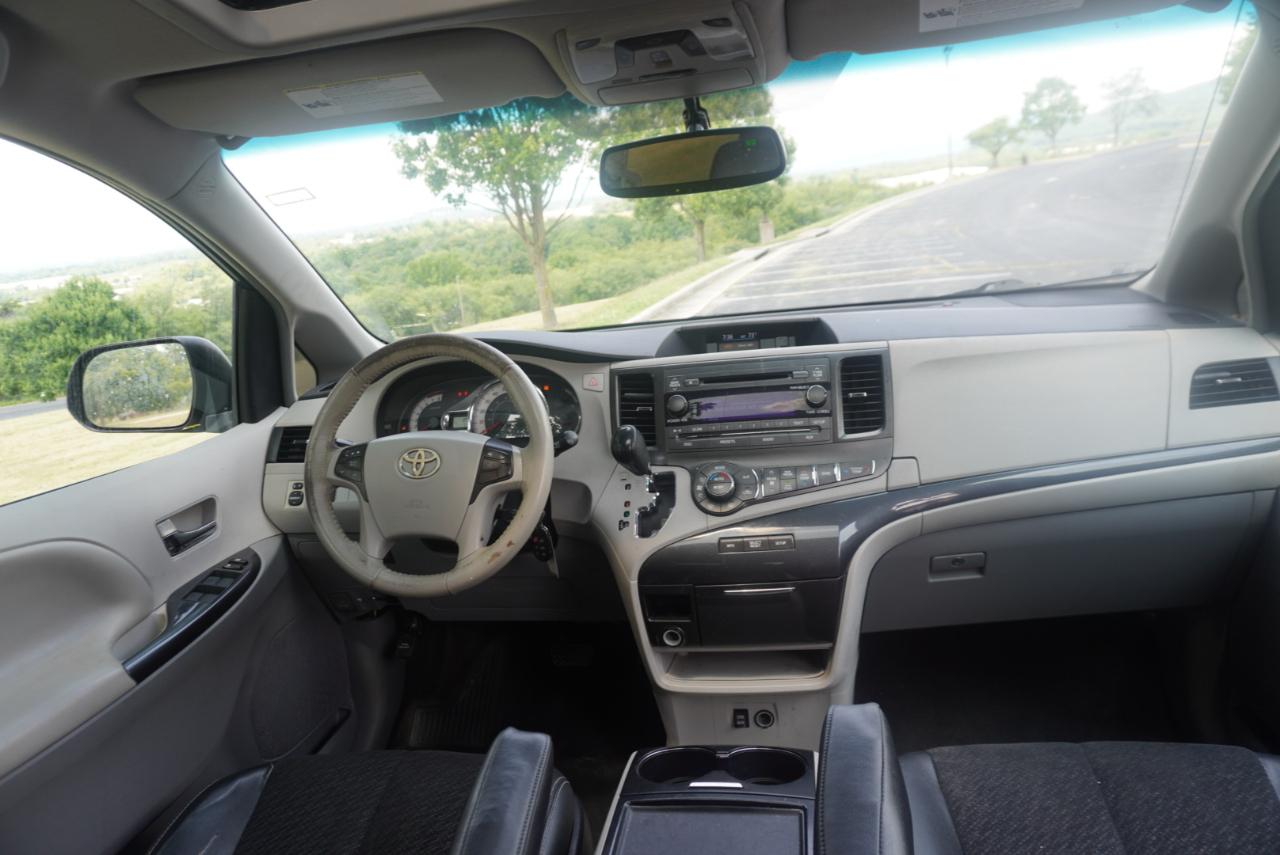 Toyota Sienna 5dr 8-Pass Van V6 SE FWD (Natl) 2012