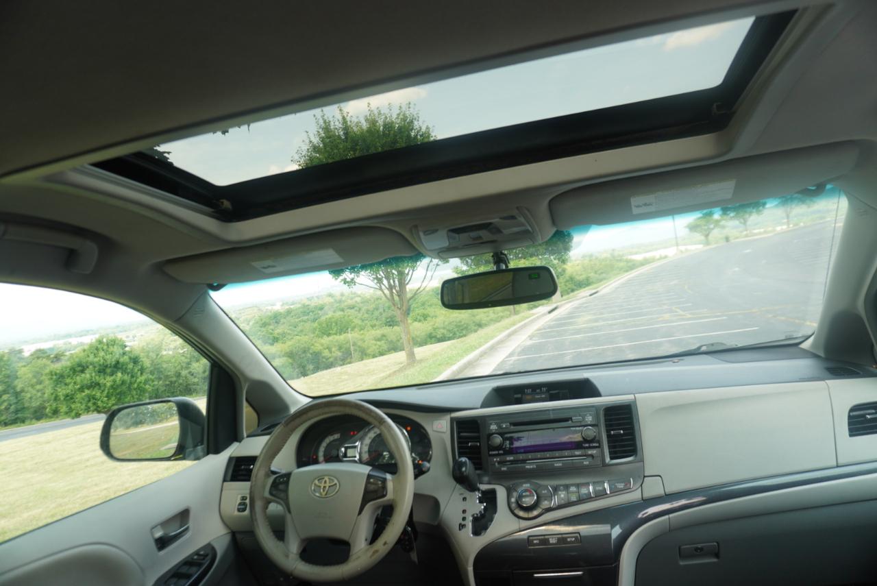 Toyota Sienna 5dr 8-Pass Van V6 SE FWD (Natl) 2012