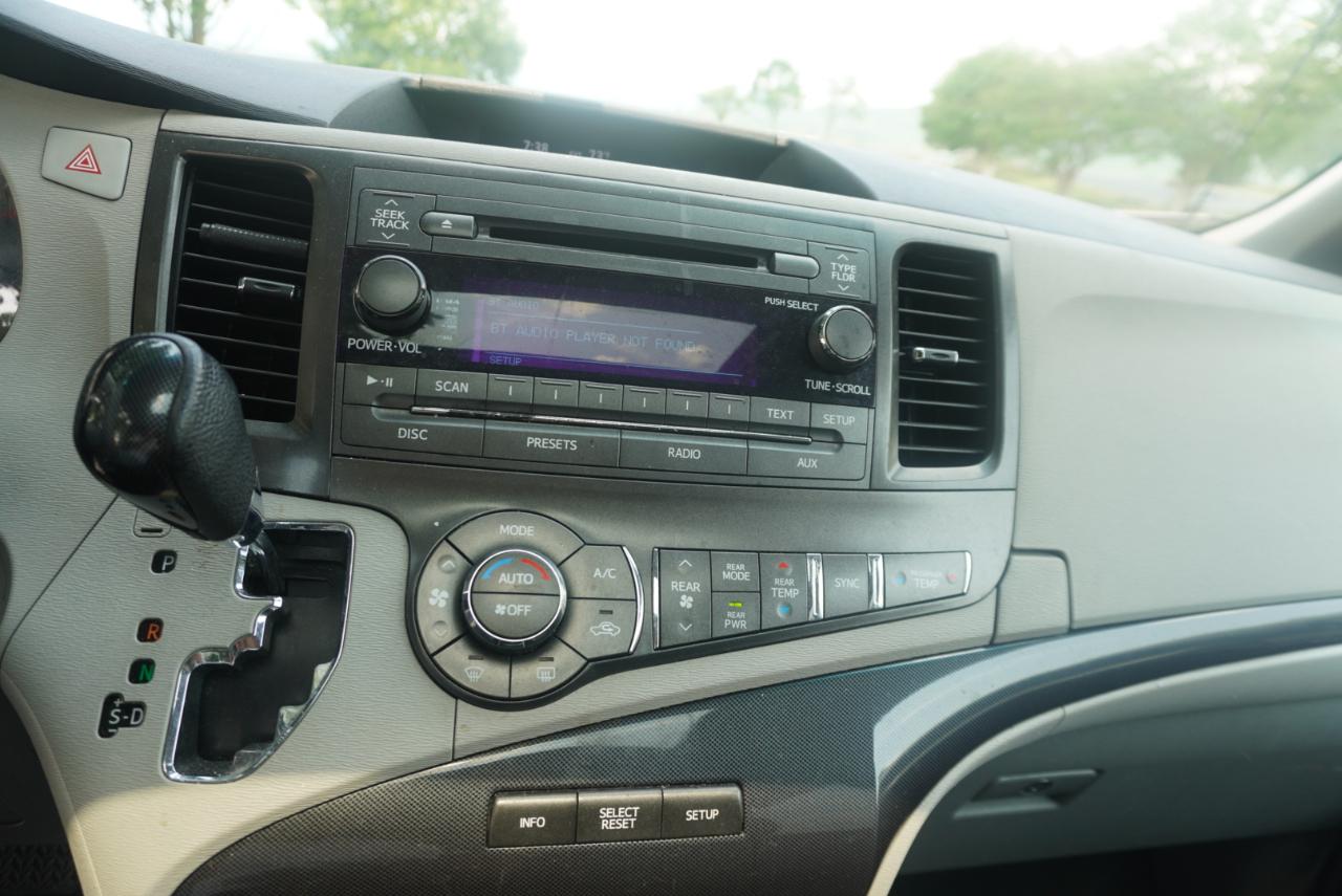 Toyota Sienna 5dr 8-Pass Van V6 SE FWD (Natl) 2012