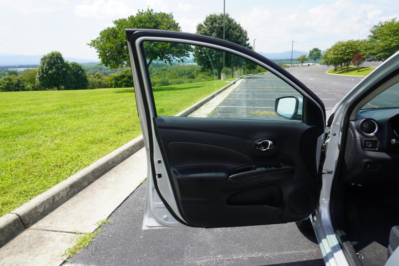 Nissan Versa Sedan SV CVT 2017