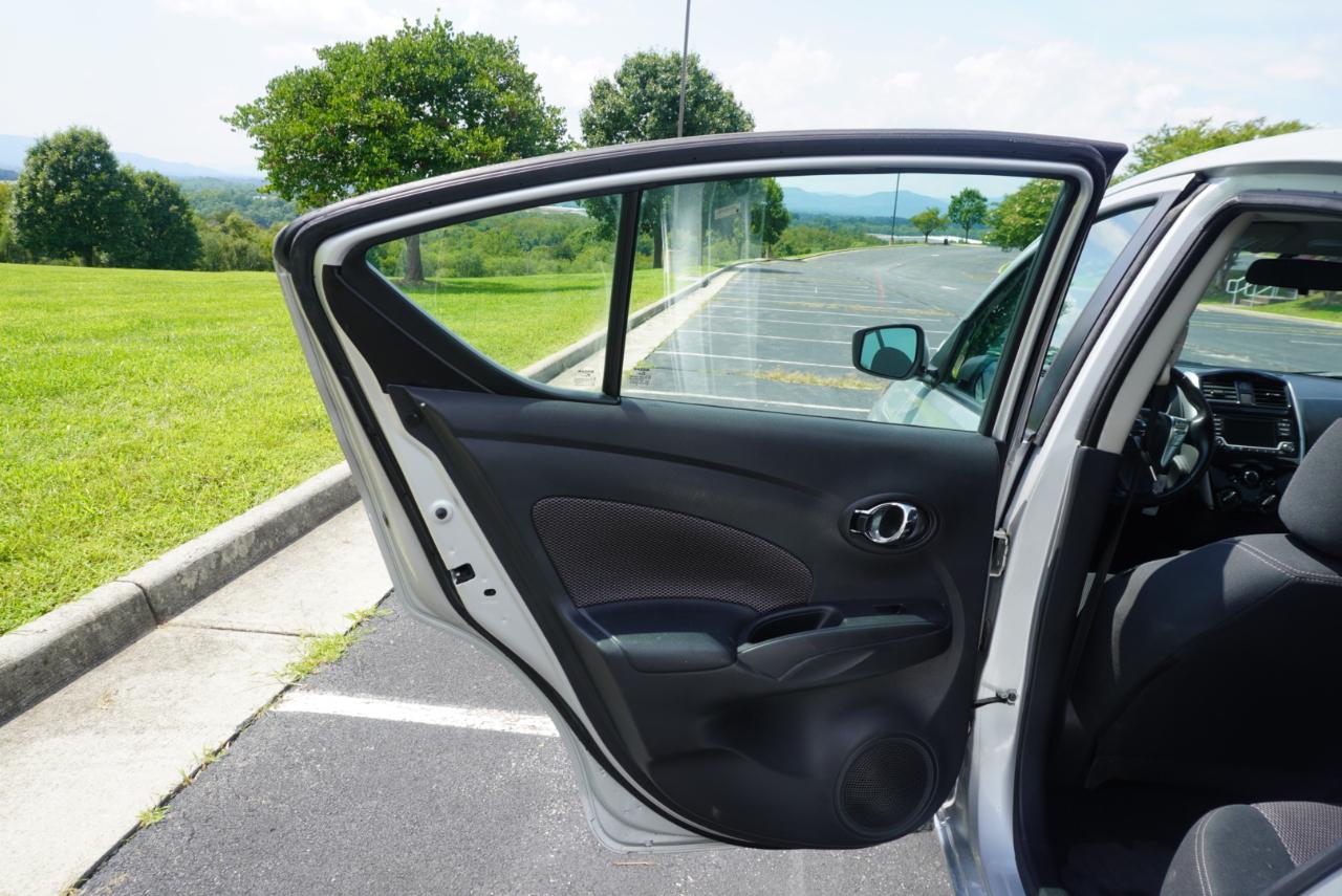 Nissan Versa Sedan SV CVT 2017