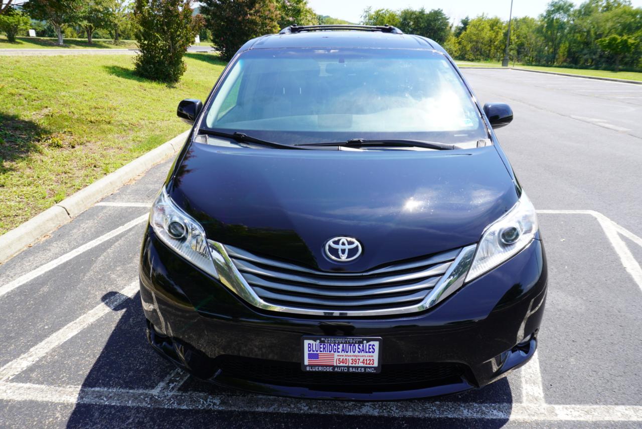 Toyota Sienna 5dr 7-Pass Van V6 XLE AWD (Natl) 2012