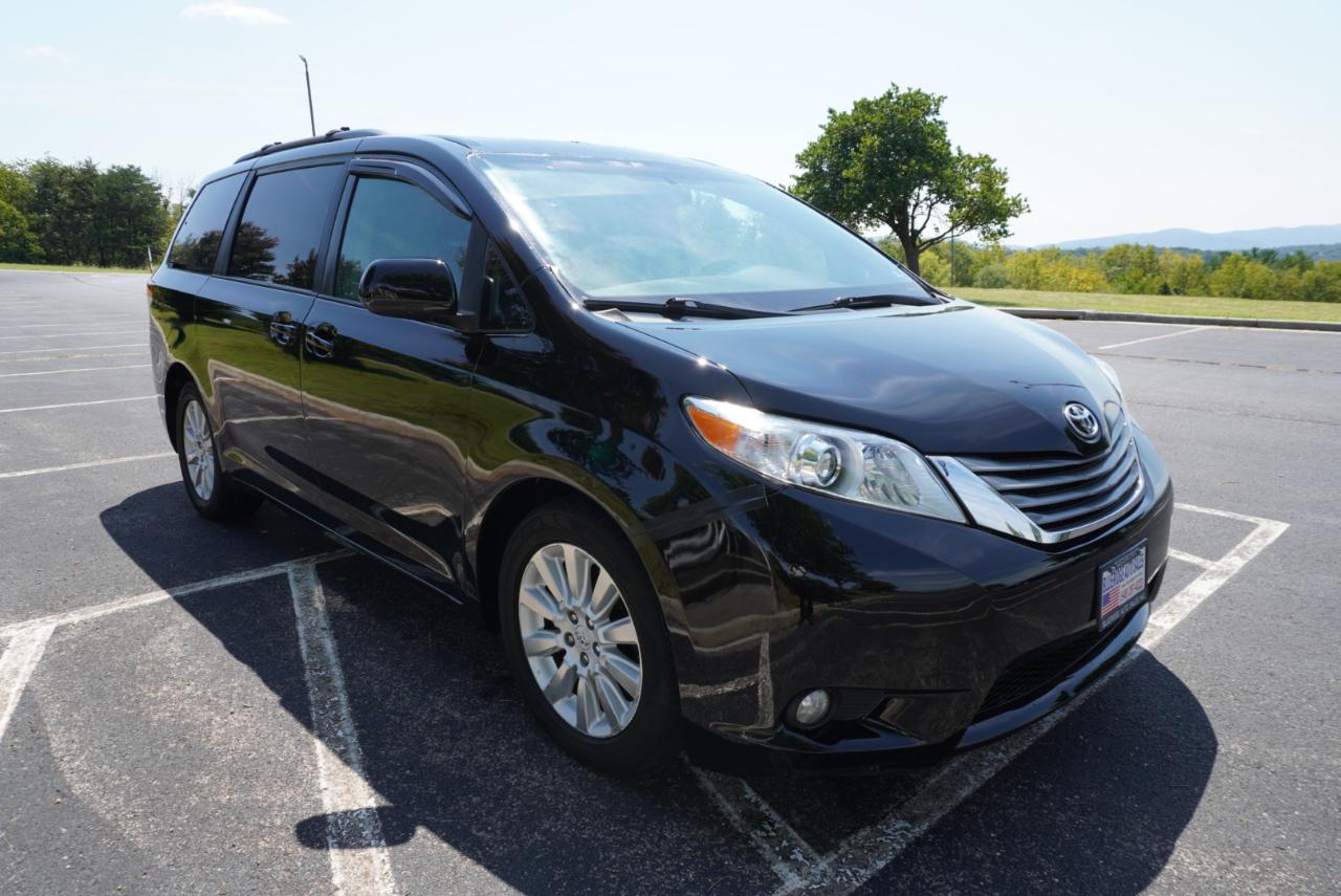 Toyota Sienna 5dr 7-Pass Van V6 XLE AWD (Natl) 2012