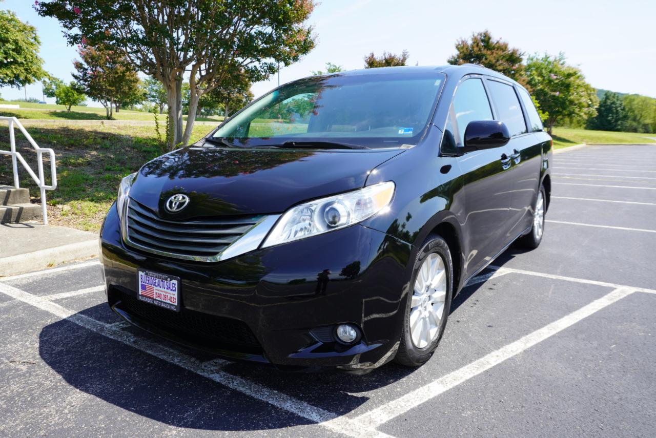 Toyota Sienna 5dr 7-Pass Van V6 XLE AWD (Natl) 2012