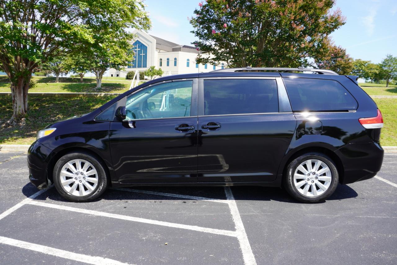 Toyota Sienna 5dr 7-Pass Van V6 XLE AWD (Natl) 2012