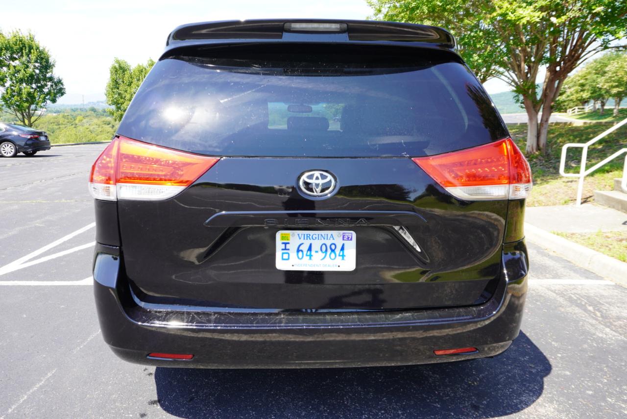 Toyota Sienna 5dr 7-Pass Van V6 XLE AWD (Natl) 2012