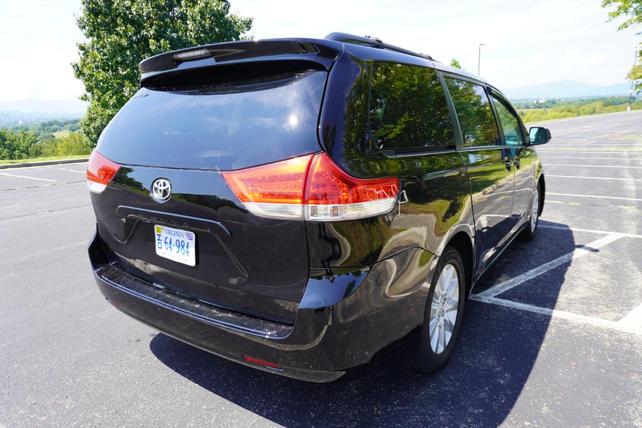Toyota Sienna 5dr 7-Pass Van V6 XLE AWD (Natl) 2012