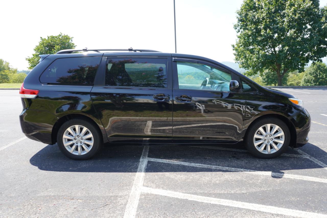 Toyota Sienna 5dr 7-Pass Van V6 XLE AWD (Natl) 2012