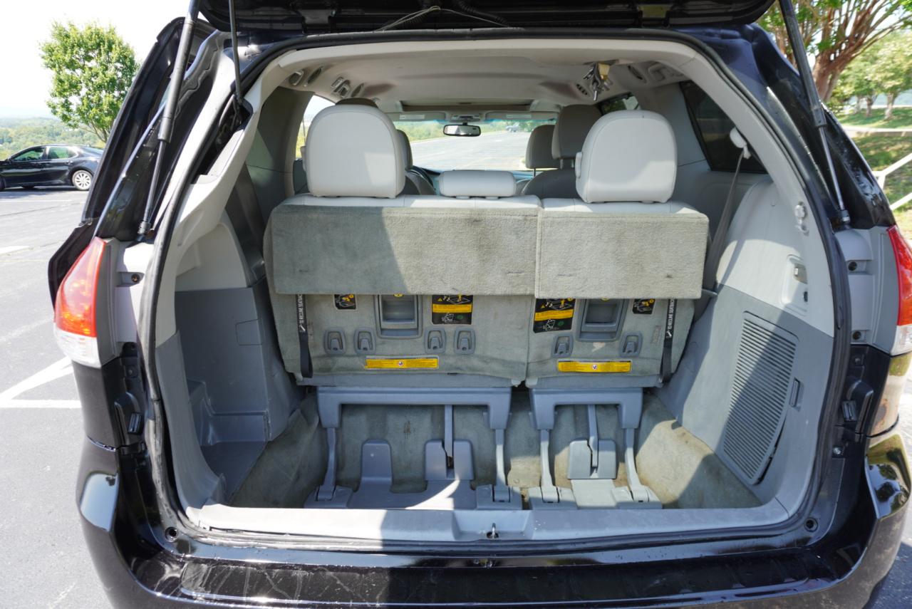 Toyota Sienna 5dr 7-Pass Van V6 XLE AWD (Natl) 2012