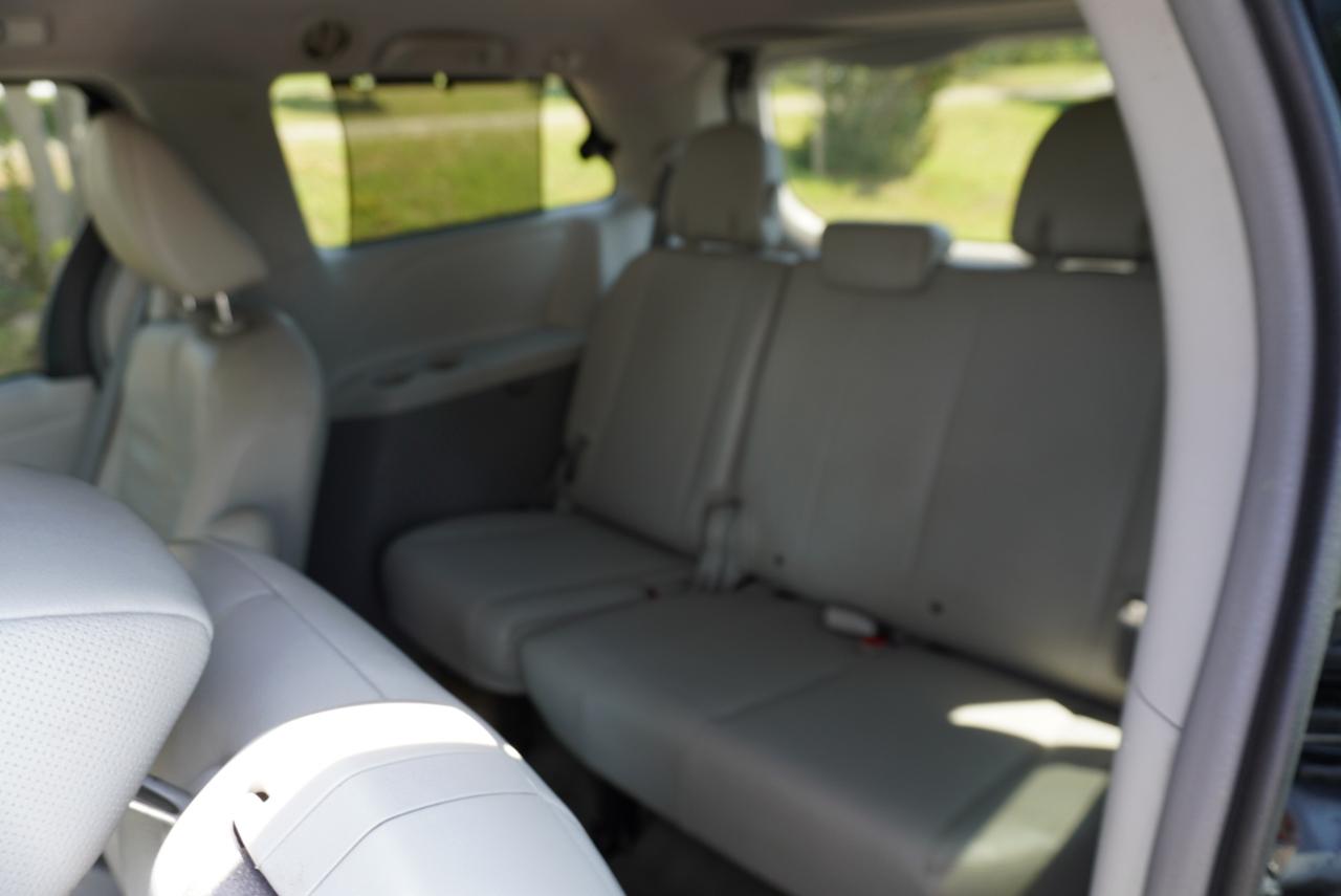 Toyota Sienna 5dr 7-Pass Van V6 XLE AWD (Natl) 2012