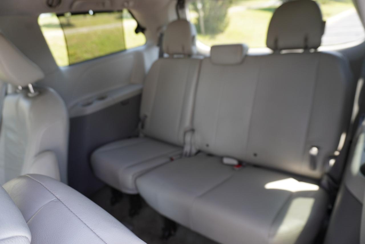Toyota Sienna 5dr 7-Pass Van V6 XLE AWD (Natl) 2012
