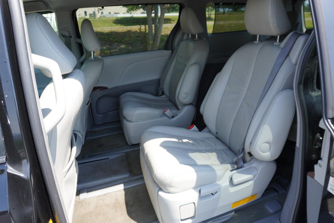 Toyota Sienna 5dr 7-Pass Van V6 XLE AWD (Natl) 2012