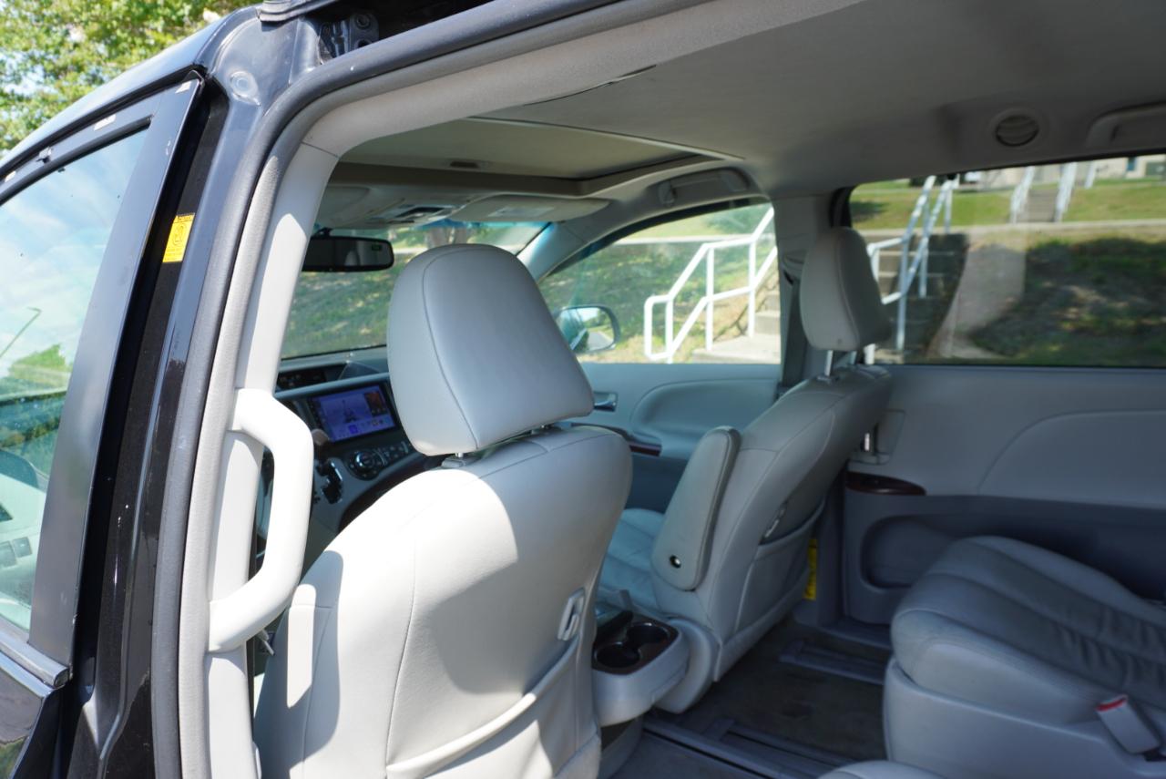 Toyota Sienna 5dr 7-Pass Van V6 XLE AWD (Natl) 2012