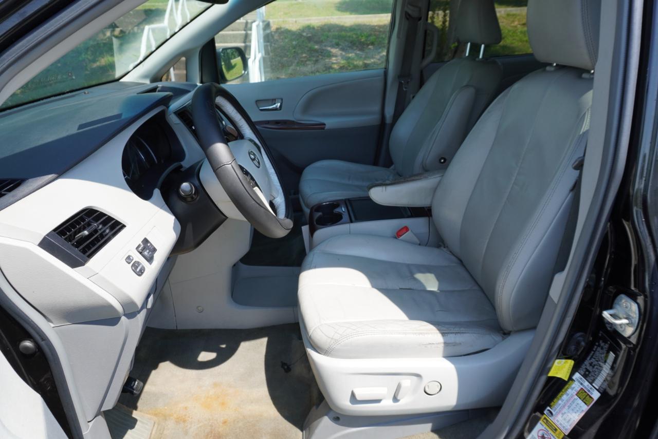 Toyota Sienna 5dr 7-Pass Van V6 XLE AWD (Natl) 2012