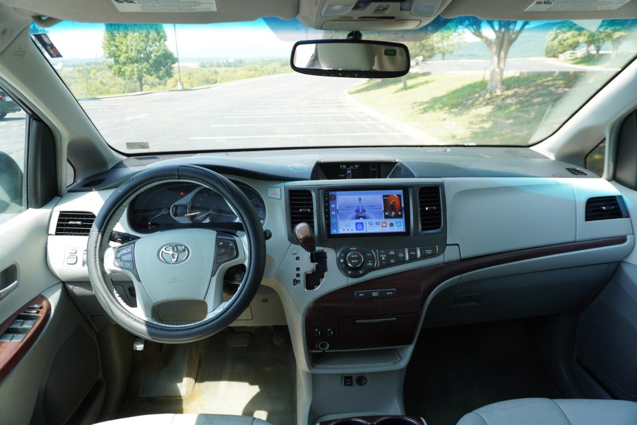 Toyota Sienna 5dr 7-Pass Van V6 XLE AWD (Natl) 2012