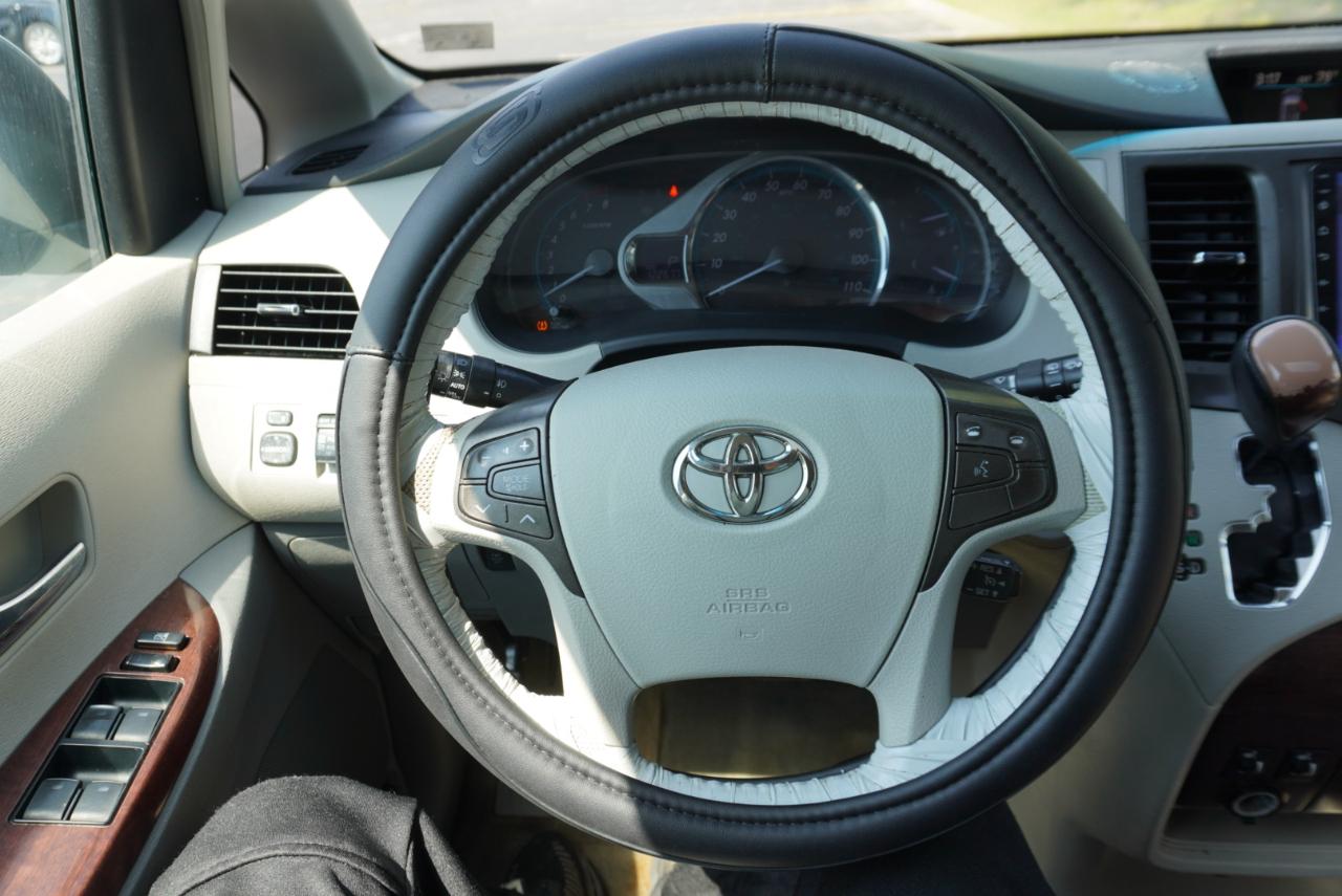 Toyota Sienna 5dr 7-Pass Van V6 XLE AWD (Natl) 2012