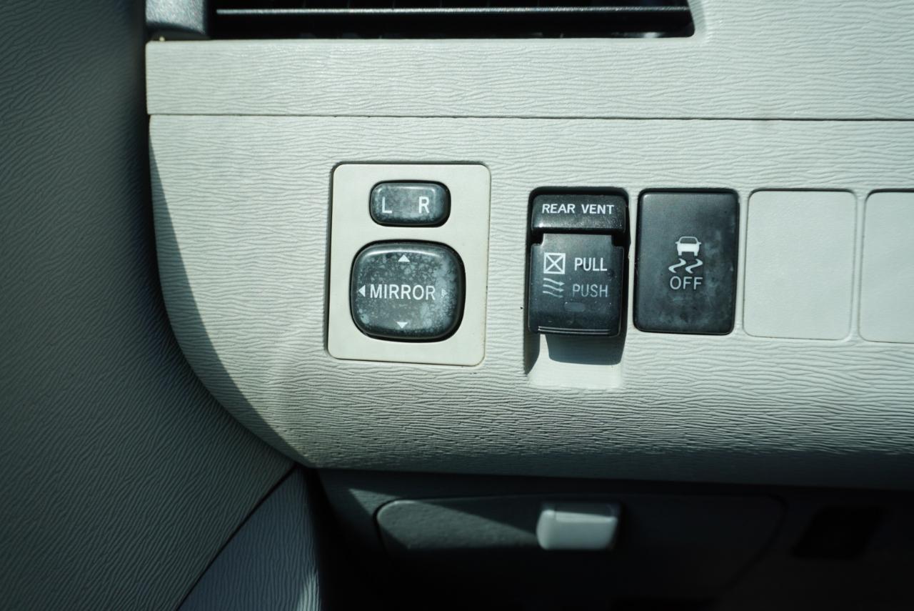 Toyota Sienna 5dr 7-Pass Van V6 XLE AWD (Natl) 2012
