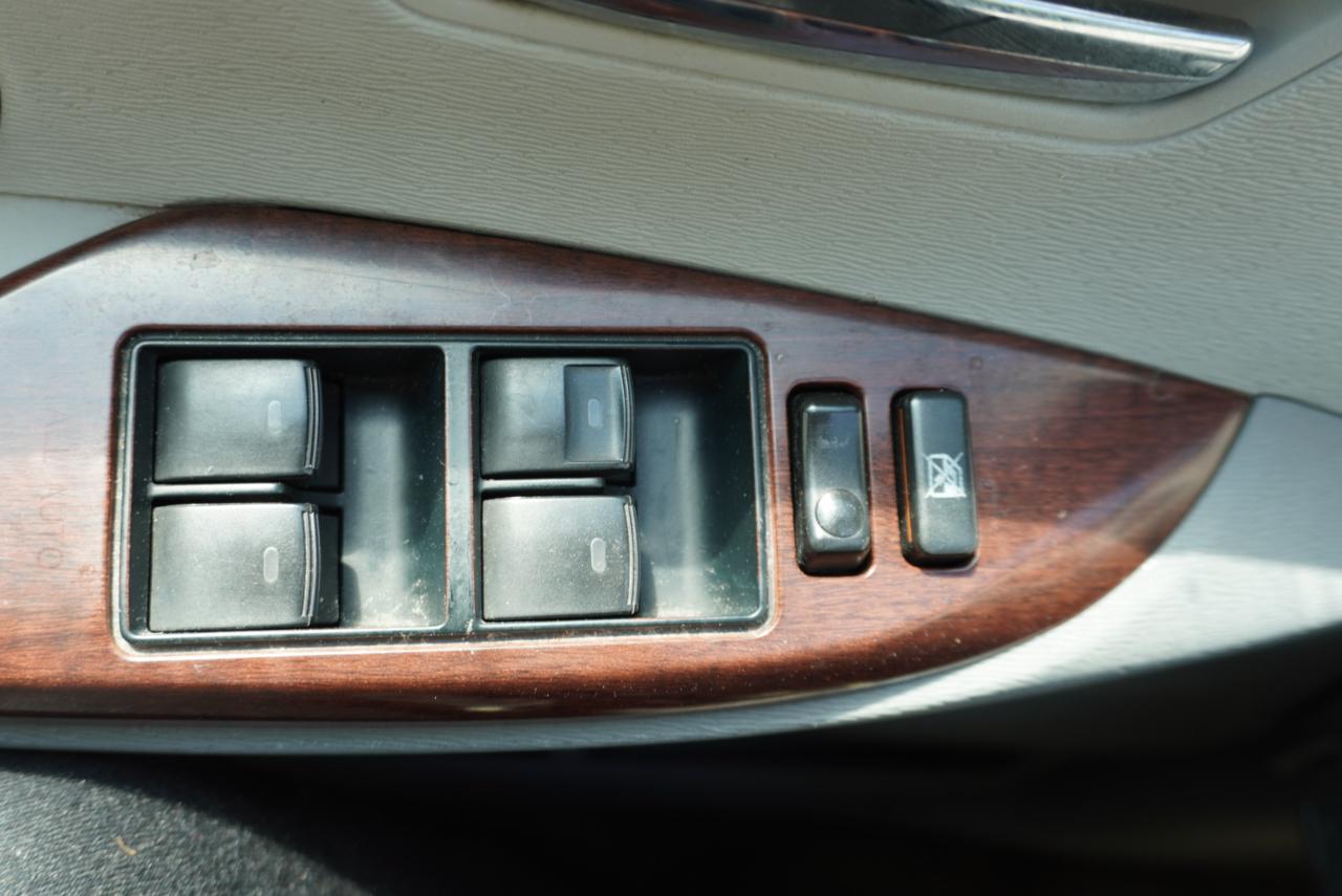 Toyota Sienna 5dr 7-Pass Van V6 XLE AWD (Natl) 2012