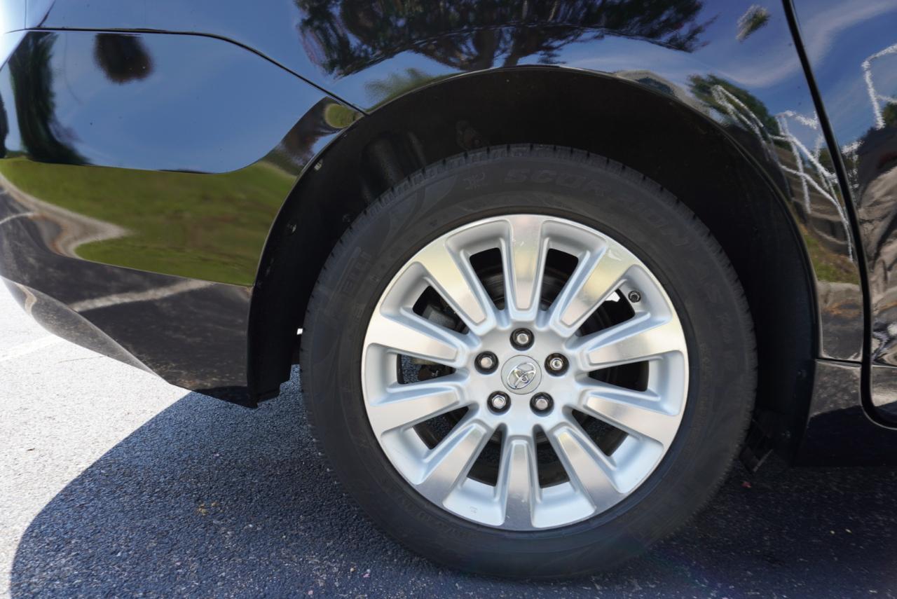 Toyota Sienna 5dr 7-Pass Van V6 XLE AWD (Natl) 2012