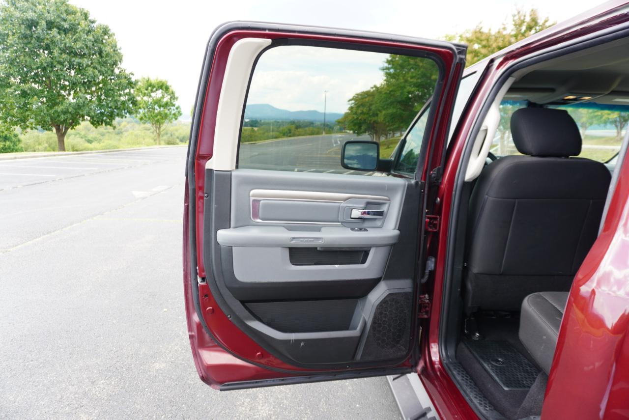 RAM 1500 Classic Warlock 4x4 Crew Cab 5'7" Box 2019