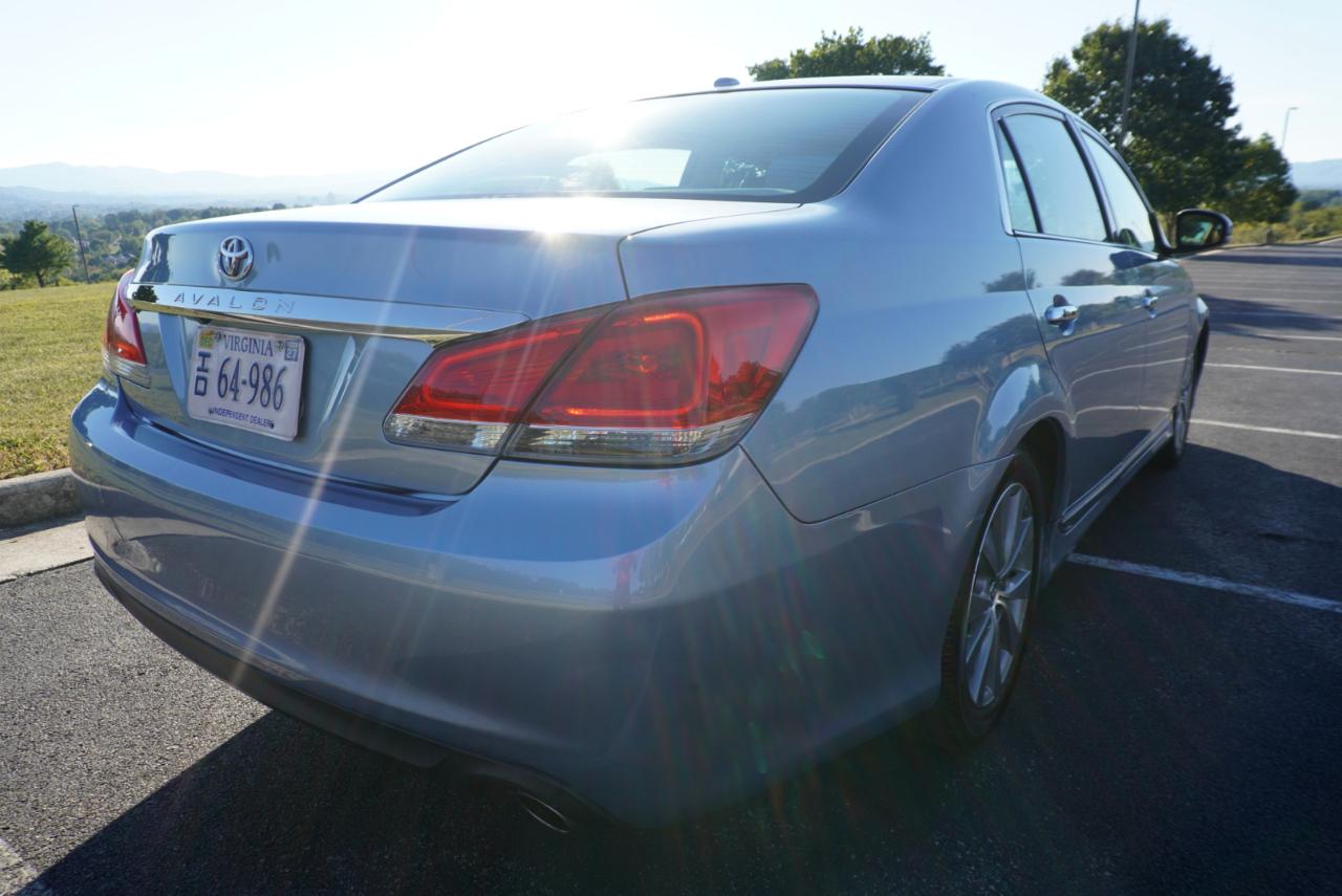 Toyota Avalon 4dr Sdn (Natl) 2012