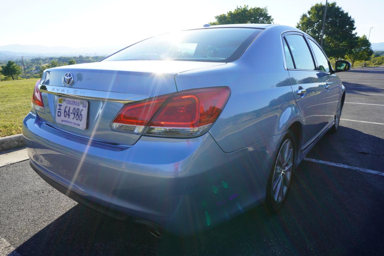 Toyota Avalon 4dr Sdn (Natl) 2012