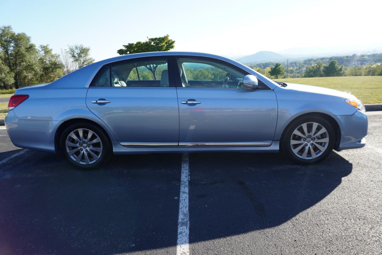 Toyota Avalon 4dr Sdn (Natl) 2012