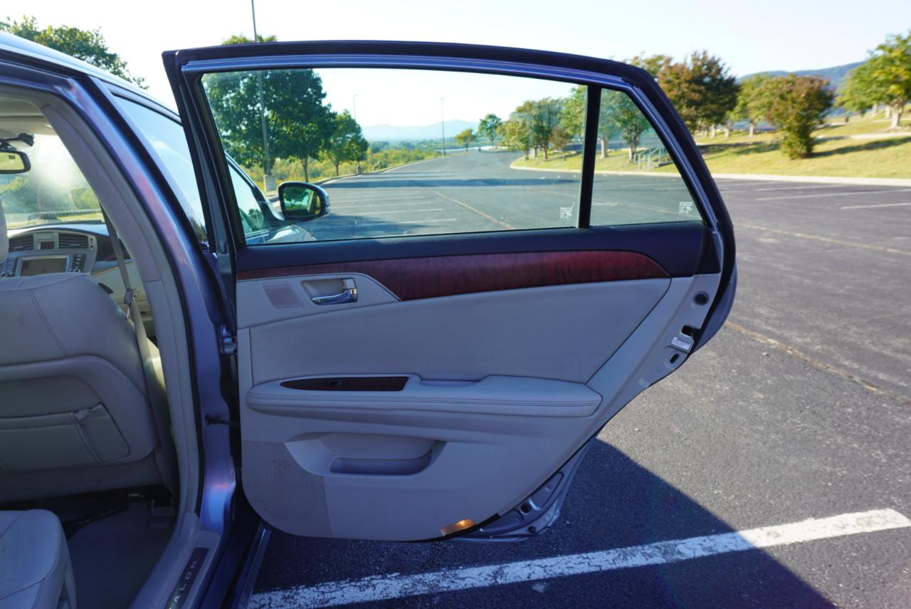 Toyota Avalon 4dr Sdn (Natl) 2012