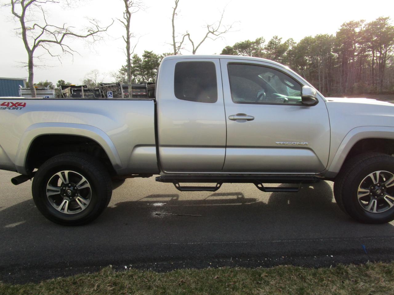 Toyota Tacoma TRD Sport Access Cab 6' Bed V6 4x4 AT (Natl) 2017