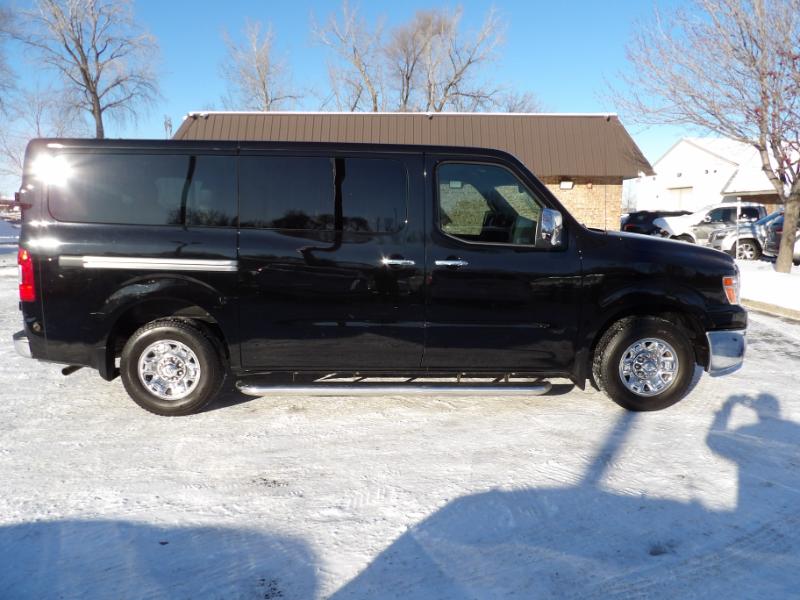 Nissan NV Passenger 3500 SL V8 2013