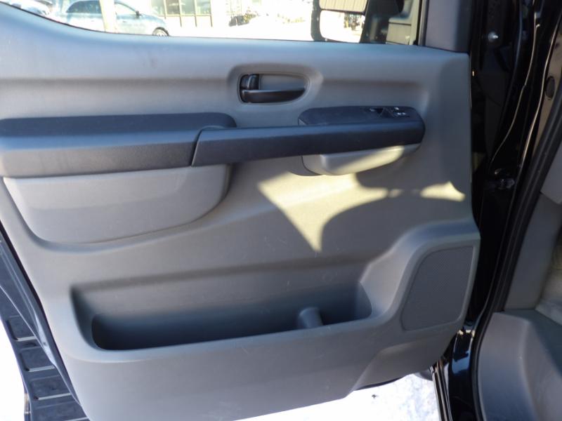 Nissan NV Passenger 3500 SL V8 2013